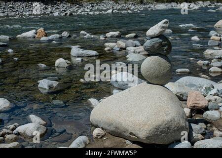 Arte dello stack rock a Norrish Creek a Dewdney, Mission, British Columbia, Canada Foto Stock