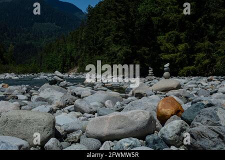 Arte dello stack rock a Norrish Creek a Dewdney, Mission, British Columbia, Canada Foto Stock