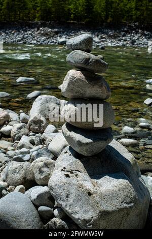 Arte dello stack rock a Norrish Creek a Dewdney, Mission, British Columbia, Canada Foto Stock