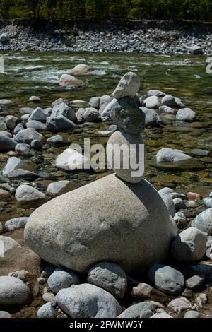 Arte dello stack rock a Norrish Creek a Dewdney, Mission, British Columbia, Canada Foto Stock