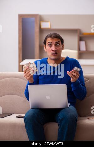 Giovane uomo che soffre a casa Foto Stock