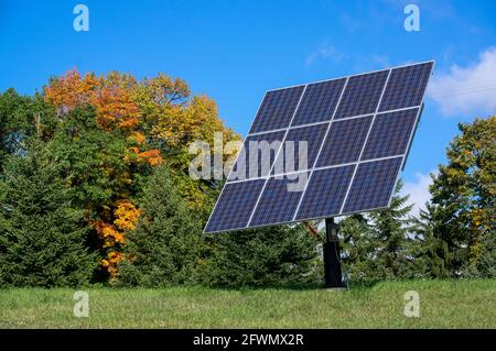 Pannelli solari fotovoltaici autoportanti in autunno soleggiato. Foto Stock