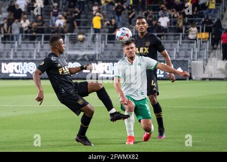 Il difensore del Los Angeles FC Diego Palacios (12) e Colorado Rapids avanzano Diego Rubio (11) battaglia per possesso durante una partita di MLS, sabato 22 maggio 20 Foto Stock