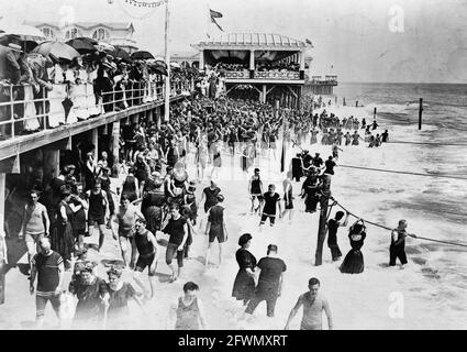 Persone sulla spiaggia e sul lungomare di Asbury Park, New Jersey, circa 1910 Foto Stock