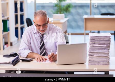 Il vecchio dipendente dell'uomo d'affari non è soddisfatto del lavoro eccessivo Foto Stock