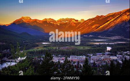 Alba su Banff Town, Banff National Park, Alberta, Canada Foto Stock