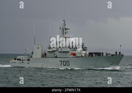 La nave costiera di difesa della Royal Canadian Navy Kingston Class HMCS Kingston (MM 700) è arrivata a Portsmouth, Regno Unito, il 19 maggio 2021. Foto Stock