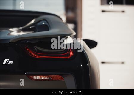 BMW i8 Roadster con rivestimento verde opaco Foto Stock