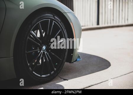 BMW i8 Roadster con rivestimento verde opaco Foto Stock