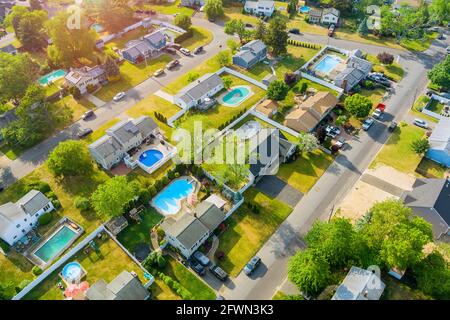 Vista aerea tetti delle vicine case di una città fluviale East Brunswick nel paesaggio urbano di un piccolo sonno Area del New Jersey Foto Stock