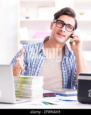 L'assistente vendite alla casa editrice che mostra i libri stampati pronti Foto Stock