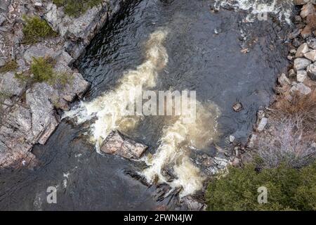 rapide del fiume di montagna - veduta aerea del fiume superiore di Poudre sopra le cascate di Poudre, scenario primaverile Foto Stock