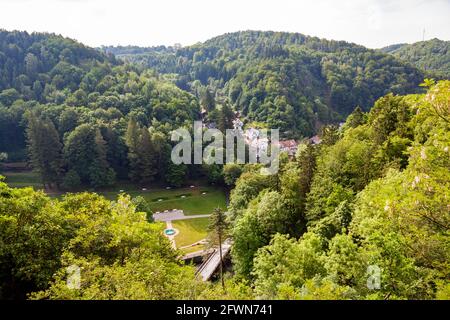 Bad Berneck è una città termale del distretto di Bayreuth, in Baviera, Germania. Fichtelgebirge Mountains.Ruins del castello di Walpote di Wallenrode, Hohenb Foto Stock