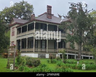 Esterno e giardini intorno alla casa storica di William Theodore Jay, la Otis House, nel Fairview-Riverside state Park a Madisonville, Louisiana. Foto Stock