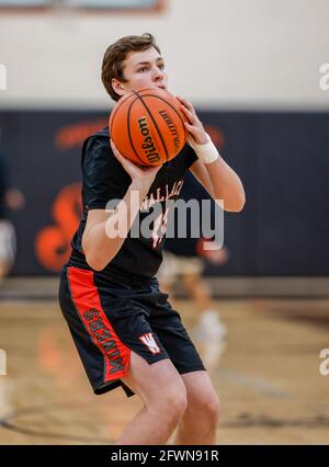 Azione di pallacanestro con Priest River vs Wallace High School a Priest River, Idaho. Foto Stock