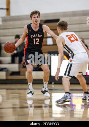 Azione di pallacanestro con Priest River vs Wallace High School a Priest River, Idaho. Foto Stock