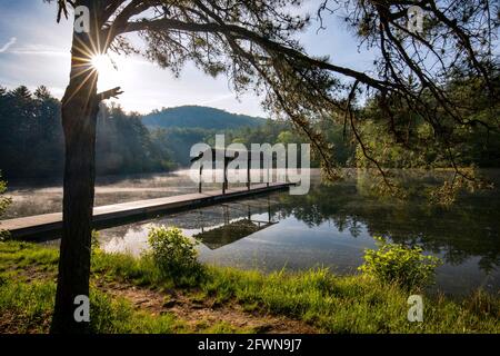 Alba al mattino presto sul lago Dense - Dupont state Recreational Forest - Cedar Mountain, vicino a Brevard, North Carolina, Stati Uniti Foto Stock