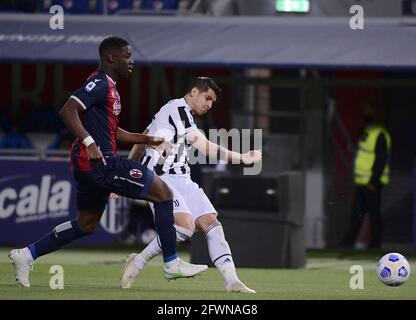 Bologna, Italia. 23 maggio 2021. Alvaro Morata di Juventus segna il suo gol durante una partita di calcio tra Bologna e Juventus a Bologna, 23 maggio 2021. Credit: Federico Tardito/Xinhua/Alamy Live News Foto Stock