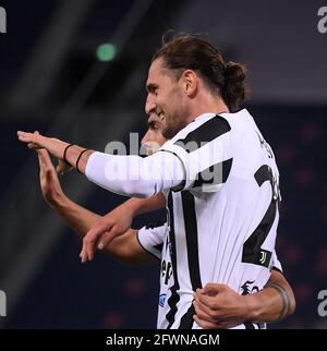 Bologna, Italia. 23 maggio 2021. Adrien Rabiot di Juventus celebra il suo obiettivo durante una partita di calcio tra Bologna e Juventus a Bologna, 23 maggio 2021. Credit: Federico Tardito/Xinhua/Alamy Live News Foto Stock