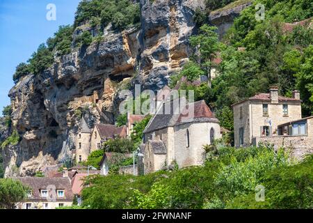 Il villaggio di la Roque-Gageac, classificato tra i più bei villaggi di Francia, è situato tra le scogliere e la Dordogna. Foto Stock