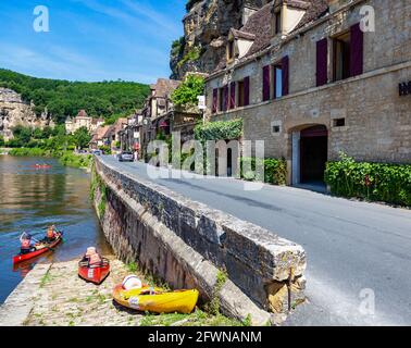 Il villaggio di la Roque-Gageac, classificato tra i più bei villaggi di Francia, è situato tra le scogliere e la Dordogna. Foto Stock