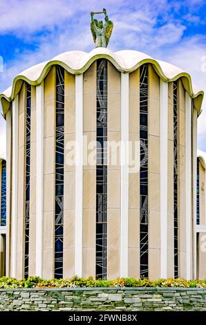 La chiesa cattolica di San Michele è raffigurata, il 22 maggio 2021, a Biloxi, Mississippi. San Michele è stato fondato nel 1917. Foto Stock