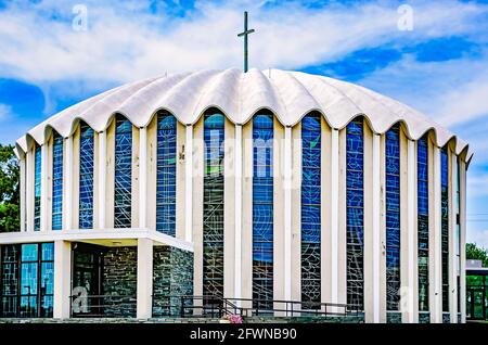 La chiesa cattolica di San Michele è raffigurata, il 22 maggio 2021, a Biloxi, Mississippi. San Michele è stato fondato nel 1917. Foto Stock