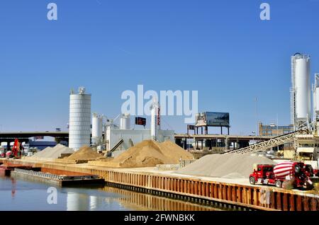 Chicago, Illinois, Stati Uniti. Un impianto di fornitura di calcestruzzo lungo la diramazione sud del fiume Chicago sul lato sud della città. Foto Stock