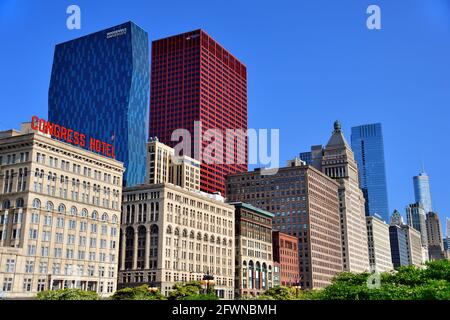 Chicago, Illinois, Stati Uniti d'America. La venerabile facciate di edifici lungo South Michigan Avenue accentuato dalla moderna, dinamica e colorata grattacieli. Foto Stock