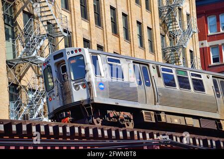 Chicago, Illinois, Stati Uniti. Un treno di transito rapido CTA Green Line che entra nel Chicago Loop a Wabash Avenue. Foto Stock