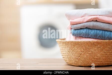 Lavanderia nel cestino dei vestiti sporchi Foto stock - Alamy