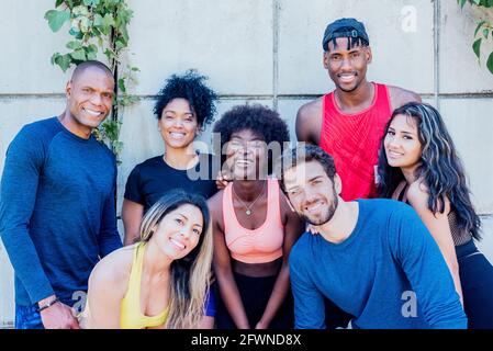 Ritratto di un gruppo di runner che sorridono alla fotocamera. Foto Stock