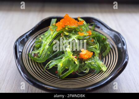 Deliziosa insalata di alghe fresche nel piatto Foto Stock