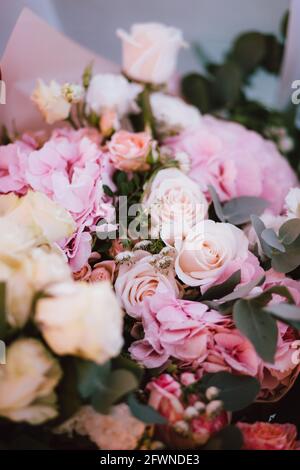 splendidi fiori naturali come decorazione interna. Foto Stock