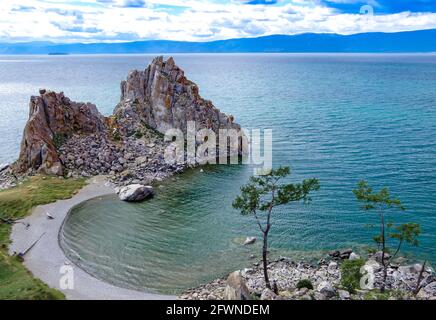 Attrazione naturale Rocca di Shamanka sull'isola di Olkhon. Lago Baikal, Russia. Foto Stock