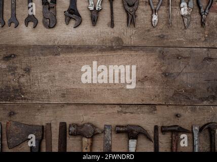 Collezione di antichi utensili a mano per la lavorazione del legno su un banco di lavoro grezzo vecchio legno con spazio vuoto per la copia Foto Stock