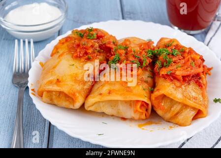 Cavolo farcito tradizionale con carne tritata e riso, servito in salsa di pomodoro. Vista dall'alto. Foto Stock