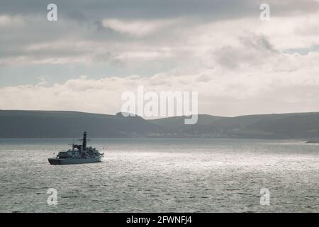 L'HMS Richmond, una classe duca, tipo 23, fregata all'ancora in Plymouth Sound. Foto Stock