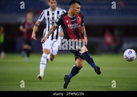 Bologna, Italia. 23 maggio 2021. Gary Medel (Bologna) durante la partita italiana 'sarie A' tra l'ologna 1-4 Juventus allo stadio Renato D'Ara il 23 maggio 2021 a Bologna. Credit: Maurizio Borsari/AFLO/Alamy Live News Foto Stock