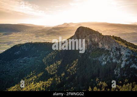 Paesaggio di campagna dell'ora d'oro. Picco roccioso. Foto Stock