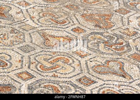 Colorato mosaico di pietra sul pavimento di case storiche nella città antica di Efeso, Turchia Foto Stock