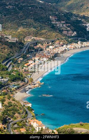Vista aerea della costa siciliana vista da Taormina, Sicilia, Italia. Foto Stock