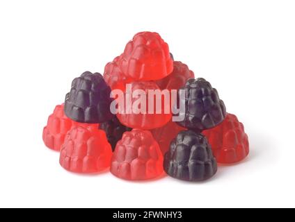 Mucchio di caramelle di gelatina di mora e lampone isolato sopra bianco Foto Stock