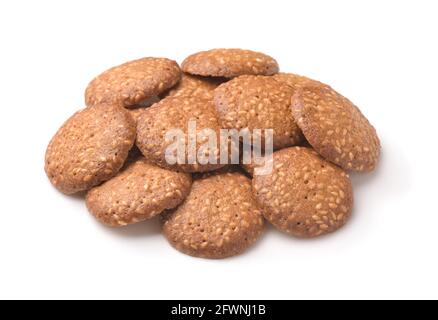 Pila di biscotti di semi di sesamo isolati su bianco Foto Stock