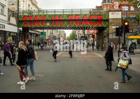 Brixton, Londra: Maggio 2021: Brixton Road scena stradale, strada principale e di passaggio a Brixton, sud-ovest di Londra Foto Stock