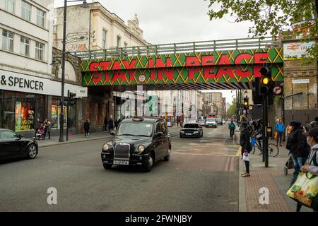 Brixton, Londra: Maggio 2021: Brixton Road scena stradale, strada principale e di passaggio a Brixton, sud-ovest di Londra Foto Stock