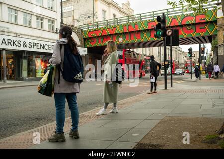 Brixton, Londra: Maggio 2021: Brixton Road scena stradale, strada principale e di passaggio a Brixton, sud-ovest di Londra Foto Stock