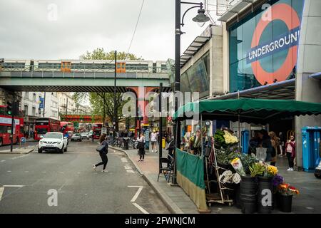 Brixton, Londra: Maggio 2021: Brixton Road scena stradale, strada principale e di passaggio a Brixton, sud-ovest di Londra Foto Stock