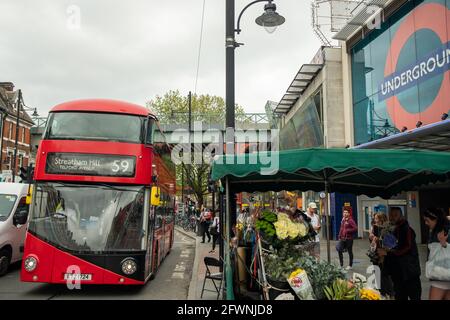 Brixton, Londra: Maggio 2021: Brixton Road scena stradale, strada principale e di passaggio a Brixton, sud-ovest di Londra Foto Stock