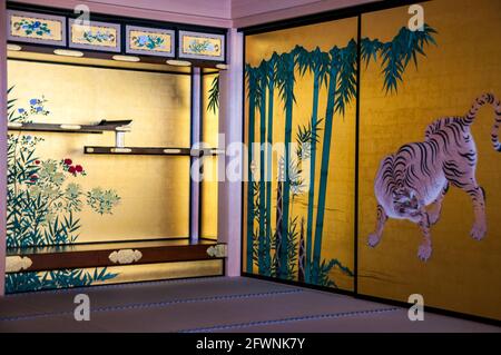 Opera d'arte di una tigre nel ricostruito Palazzo Hommaru presso il castello giapponese di Nagoya. Foto Stock